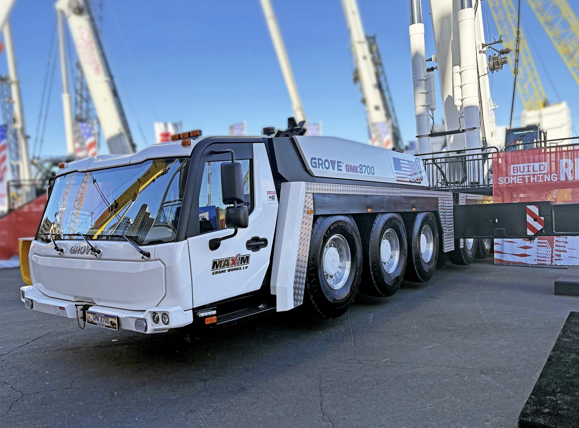 Grove GMK8700 heavy lift crane display